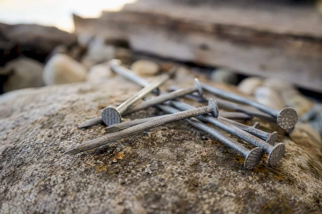 Close-up roofing nails with corrosion resistant coating
